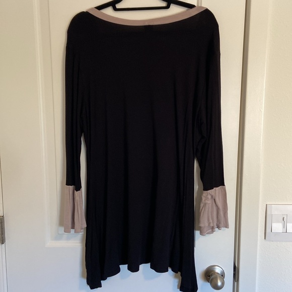 Black sweater tunic with long bell sleeves size 2X - Picture 3 of 3